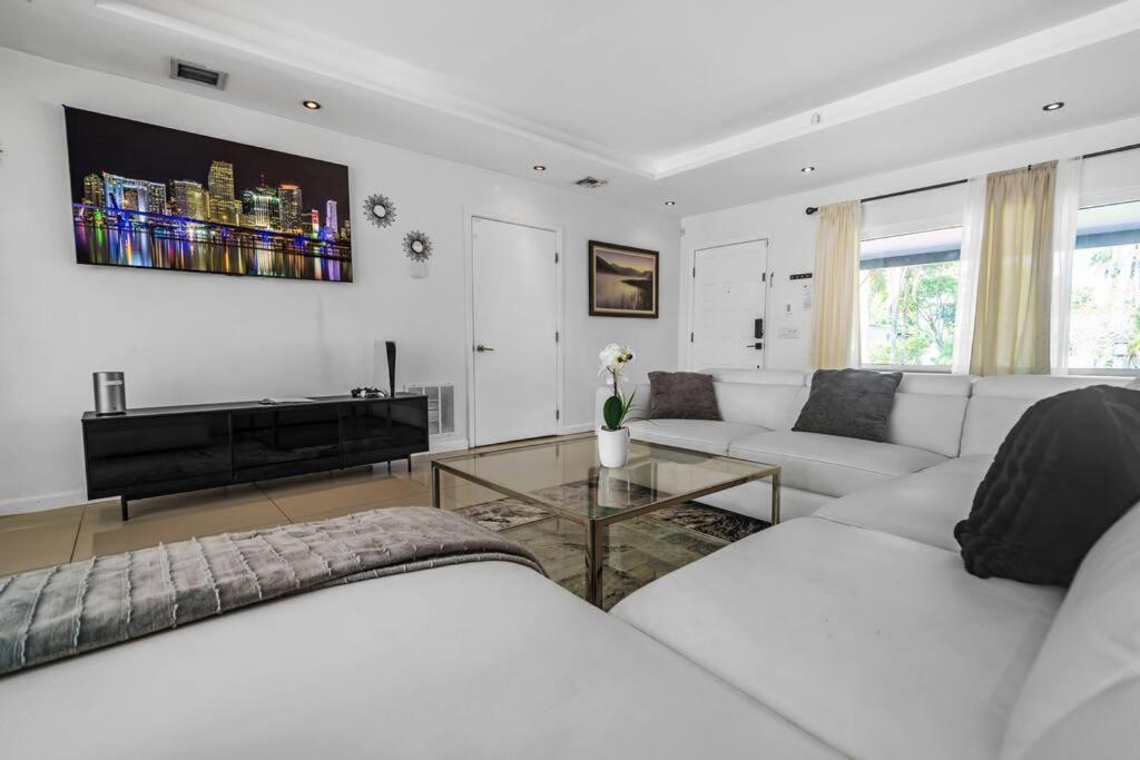 Spacious 3 Bedroom Home With Oversized Pool & Backyard Miami Dış mekan fotoğraf